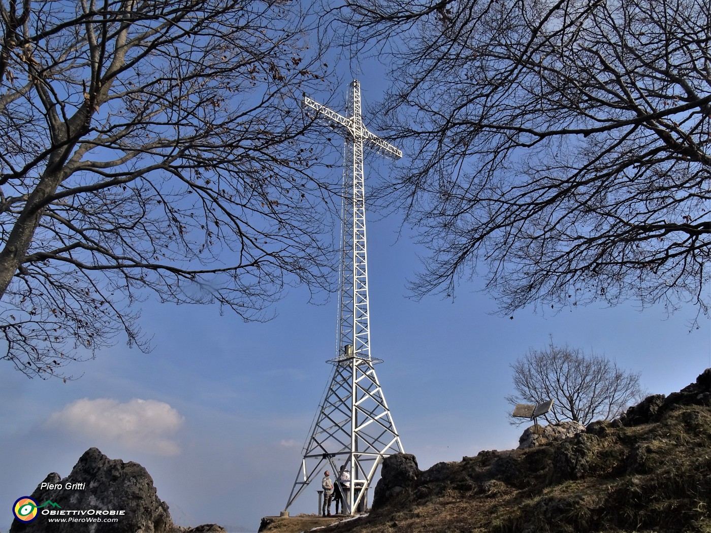 59 La bella alta croce del Monte Zucco (1232 m).JPG